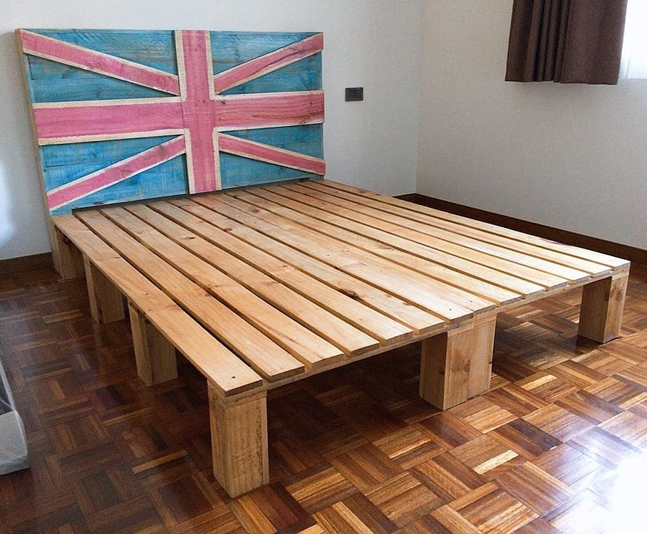 實木製 工業風格 木棧板床架怎麼選?3種風格搭配技巧+選購重 粗曠木板+床頭片棧板床架