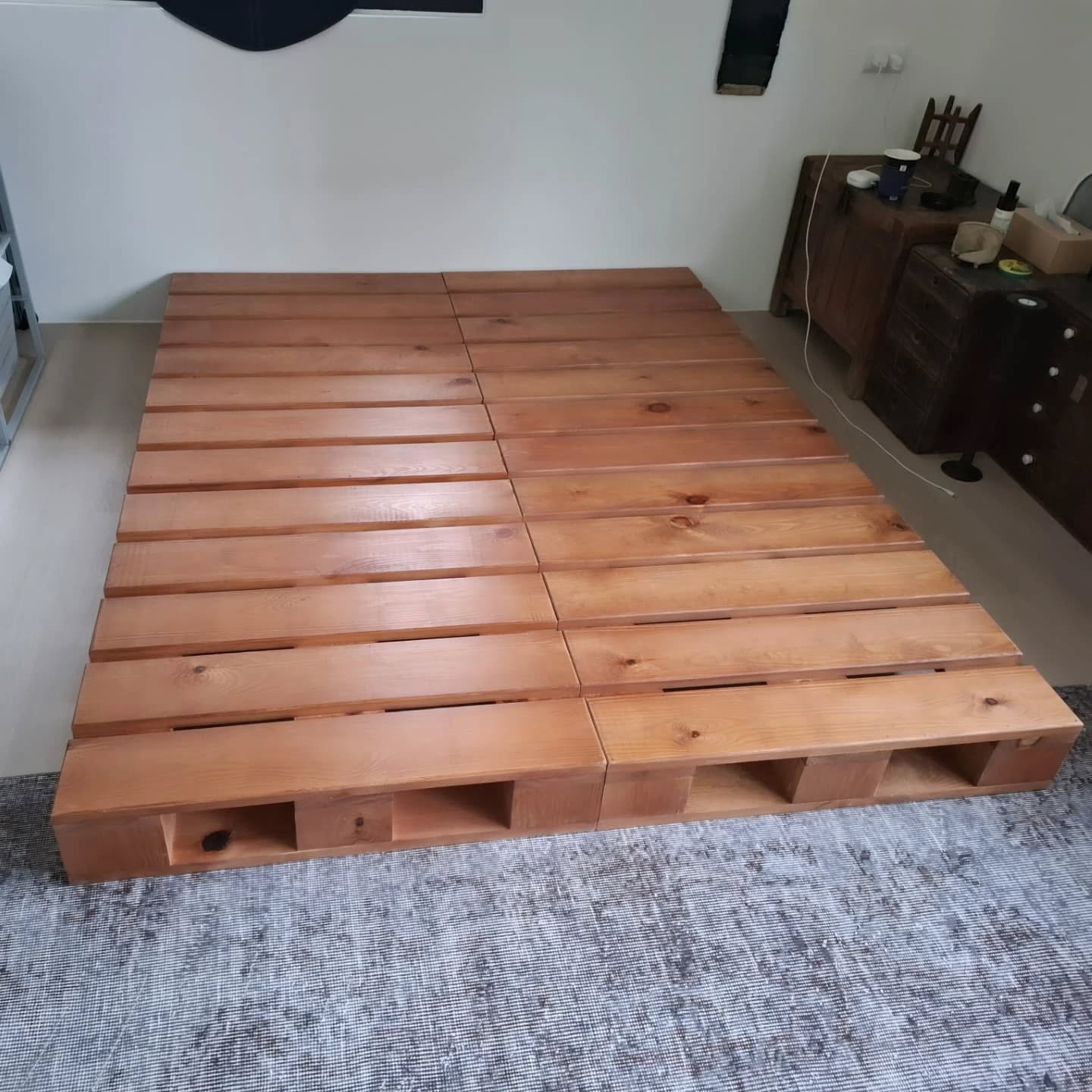 實木製 工業風格 木棧板床架怎麼選?3種風格搭配技巧+選購重 侘寂風深木頭色棧板床架