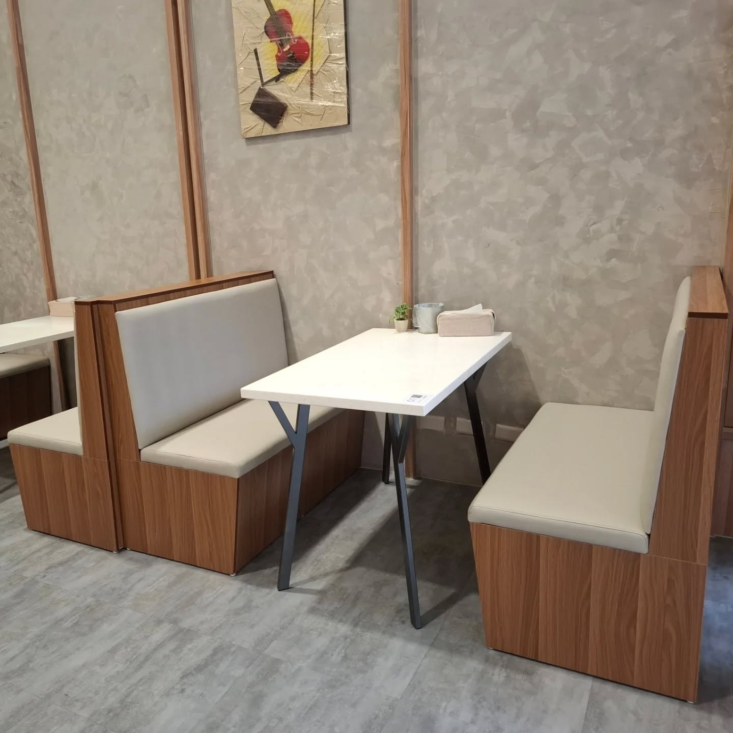 木紋底座卡座沙發｜義式餐廳家具搭配