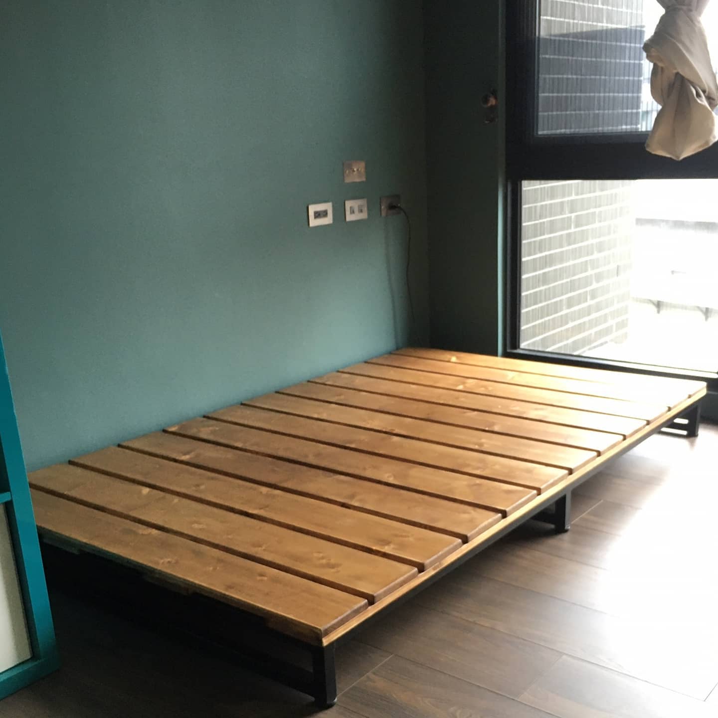 實木製 工業風格 木棧板床架怎麼選?3種風格搭配技巧+選購重 工業風鐵漸加深木色板搭配棧板床架